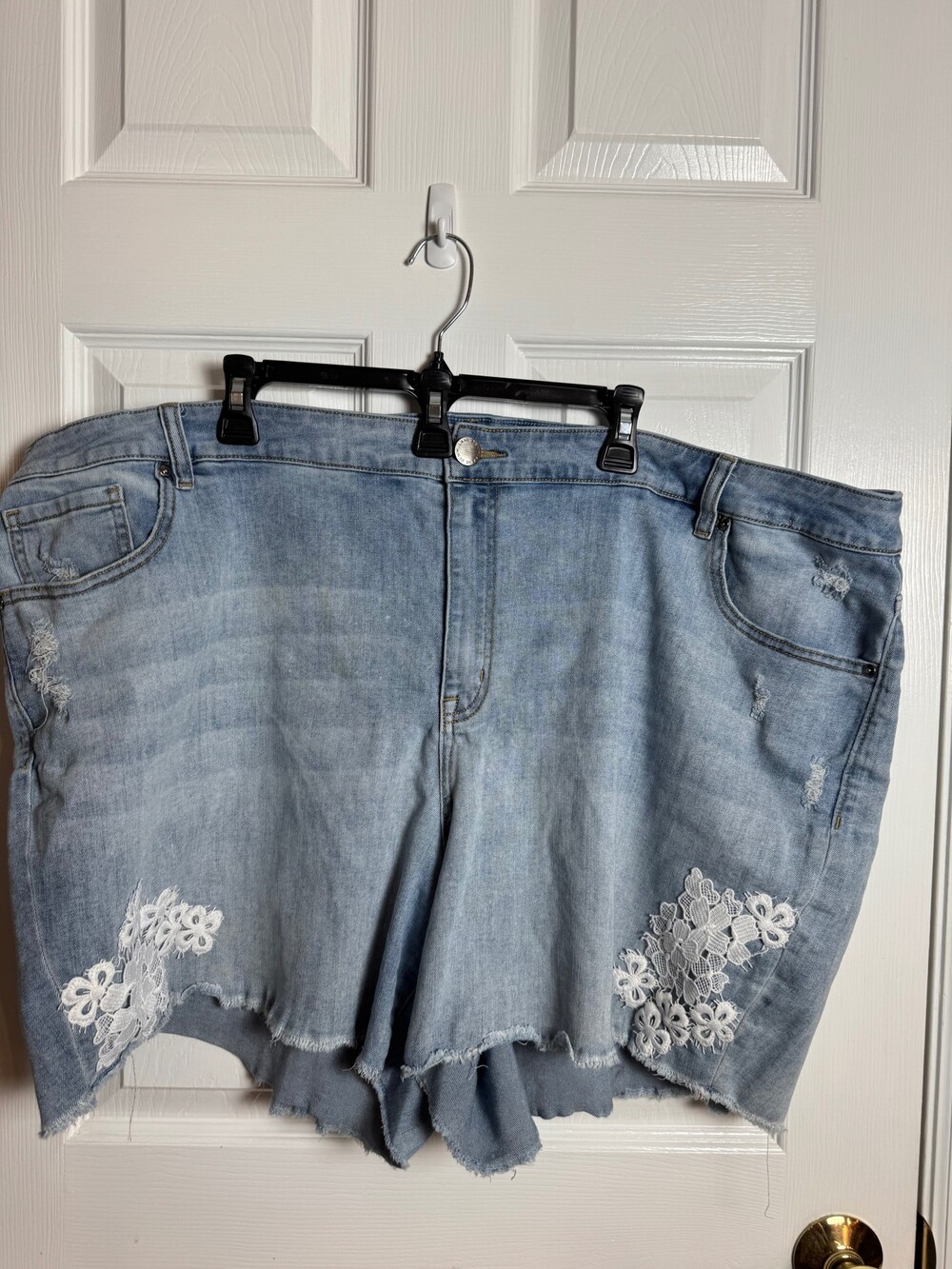 Lane Bryant Denim Shorts Size 28W Light Wash Floral Lace Appliqué Frayed Hem